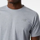 Remera gris de running para hombre, con logo de New Balance en el pecho y detalles reflectantes en las mangas.