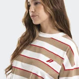 Remera de manga larga con diseño de rayas horizontales en tonos marrón, beige y azul. Presenta un corte boxy holgado y un efecto de superposición en las mangas con puños en color marrón sólido. Incluye un logo bordado en el pecho y en la manga derecha.