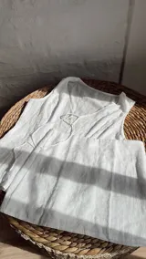 Conjunto blanco de short y chaleco con lazo.