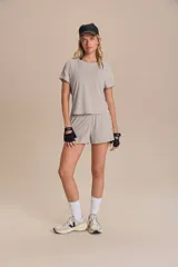 Remera deportiva verde militar de calce suelto, con mangas cortas, sisas desplazadas y abertura en la espalda. Confeccionada en tejido liviano y respirable con tecnología Quick Dry y Easy Care.