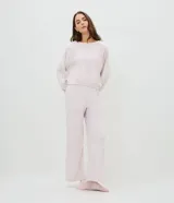 Pijama largo Lov de plush color rosado, compuesto por una blusa de manga larga con cuello redondo y un pantalón largo de corte regular con cintura elástica. Ambas piezas cuentan con apliques de encaje en los laterales de las mangas y de las piernas.