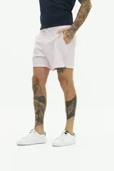 Short de baño con estampado floral en tonos azul y blanco, con cintura fija, cierre de botón y bolsillos laterales.