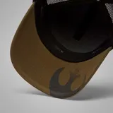 Gorra tipo trucker de Columbia, edición especial Star Wars, en color verde oliva con paneles traseros de malla marrón. Presenta un parche frontal con la insignia de la Alianza Rebelde y coordenadas, y una etiqueta lateral con el logo de la marca.