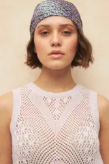 Top de algodón color crudo, sin mangas, tejido con diseño de calados.