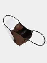 Bolso tipo tote de diseño minimalista en color negro, con textura suave y doble asa larga para llevar al hombro.