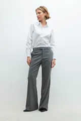 Pantalón de vestir gris con finas rayas verticales, corte sastrero y pierna ancha.
