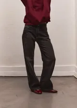 Pantalón de jean de corte recto y tiro medio, con costuras a la vista y detalle de caderín.