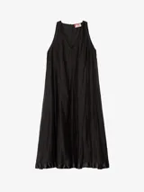 Vestido midi negro de lyocell con acabado arrugado, silueta fluida y amplia, escote en V profundo y detalle de franja de satén en el ruedo.