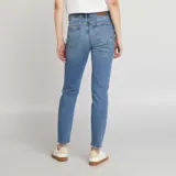 Pantalón de jean azul de corte slim, tiro alto y largo al tobillo.