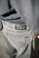 Pantalón de jean gris oscuro, corte amplio y tiro alto.