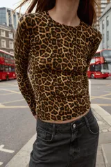 Jersey de punto con estampado animal print de leopardo, cuello redondo y manga larga.