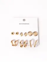 Set de seis pares de caravanas doradas de diversos estilos, incluyendo aros tipo argolla lisos, argollas texturadas, aros con strass, aros con piedra verde central y aros con forma de gota texturada.