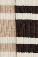 Pack de dos pares de medias de punto acanalado de mezcla de algodón suave con borde superior elástico. Un par en color blanco con rayas marrones y el otro con rayas beige.