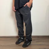 Jean de corte recto con lavado claro y efecto desgastado, confeccionado en denim de algodón.