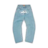 Pantalón de jean estilo baggy con lavado stonewash, corte holgado y diseño estampado de isla dentro de un óvalo en la zona frontal.