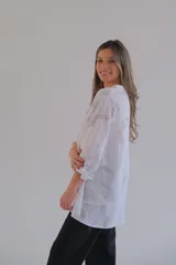 Camisa blanca de mangas 3/4 con estampado batik en tonos grises, cuello mao y cierre parcial con botones.