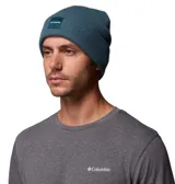 Gorro tipo beanie de tejido acanalado con puño enrollado y parche frontal con el logo de la marca.