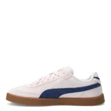 Championes urbanos Puma modelo Club II Era Suede, color rosado con detalles en verde agua y suela de goma color caramelo. Confeccionados en gamuza con logo Puma dorado en el lateral.
