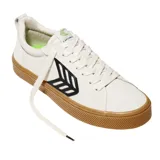 Championes de skate Cariuma Catiba Pro, color beige con logo negro en el lateral y suela marrón.