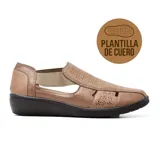 Zapato casual de cuero color marrón claro, con plantilla de cuero, detalles de perforaciones y elástico lateral.