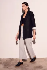 Pantalón color ladrillo de corte ancho, con cintura elastizada y bolsillos laterales.