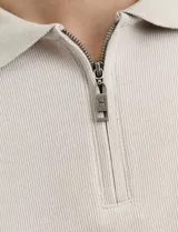 Remera de punto canalé francés con cuello polo, manga larga y cierre frontal de metal con tirador personalizado.