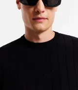 Remera de manga corta color beige, con cuello redondo y tejido texturizado acanalado.