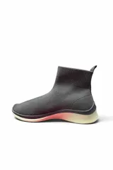 Championes tipo bota o botita negra de tejido elástico, con suela blanca y detalle de degradado en color rosado.