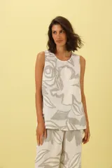 Musculosa blanca con estampado floral en tonos grises, de lino.