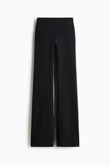 Leggings de yoga acampanadas de tiro alto en color negro, confeccionadas en tejido funcional con tecnología SoftMove™ y DryMove™ para absorción del sudor y máximo confort.