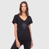 Remera de manga corta color negro con cuello en V y estampa frontal de un corazón anatómico con detalles florales y texto.