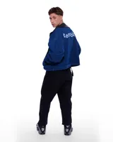 Pantalón negro de jean con sistema de ajuste lateral con herrajes.