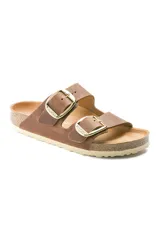 Sandalias Birkenstock Arizona Big Buckle, color marrón cuero, con dos correas ajustables con hebillas grandes doradas y plantilla anatómica de corcho y látex.
