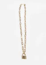 Collar dorado con cadena de eslabones y dije de candado.