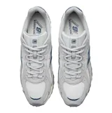 Championes New Balance modelo 204L, de estilo running retro con diseño multicapa. Presentan una combinación de tonos grises en la capellada de gamuza y malla, con el logo N en azul oscuro y detalles en el talón. La suela es de EVA con diseño inspirado en los años 2000.