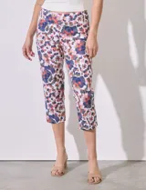 Pantalón capri de gabardina estampada, marca Zac & Rachel. Corte recto, pretina ancha elastizada.