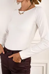 Remera de manga larga ajustada al cuerpo, con cuello redondo, confeccionada en una mezcla de algodón y elastano que aporta suavidad y elasticidad.