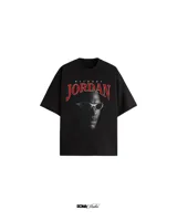 Remera negra de algodón con estampado frontal de Michael Jordan con gafas y el texto "Michael Jordan" en rojo.
