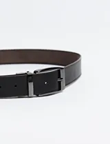 Cinto Harrington Urban de cuero gamuzado en color marrón oscuro, con hebilla metálica rectangular en tono plomo.