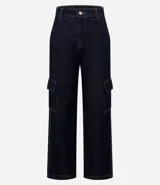 Pantalón de jean de corte recto y tiro alto, con bolsillos cargo laterales, trabillas en la cintura y cierre frontal con botón y cremallera.