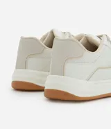 Championes urbanos Viko con diseño de recortes laterales, confeccionados en material sintético con cierre de cordones y suela de goma color caramelo.