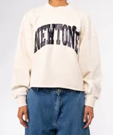 Buzo de algodón color crema con cuello redondo y puños ajustados. Presenta un estampado grande en negro con la palabra "NEWTONE" en tipografía universitaria.