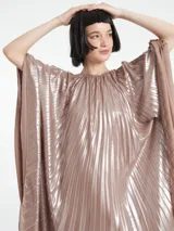 Vestido largo de diseño tipo capa con textura plisada, cuello redondo y mangas amplias estilo murciélago.