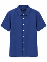 Camisa azul de manga corta, con cuello clásico y cierre frontal de botones claros.