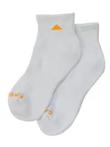 Medias cortas de tejido Caterpillar color blanco, con suela acolchada, arco y empeine acanalados, y detalle de un triángulo naranja bordado en el tobillo.