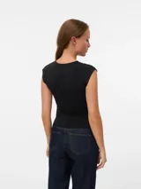 Top negro sin mangas con escote cruzado en V y hombros ligeramente estructurados. El tejido presenta un drapeado sutil en la zona del busto y frunces laterales.