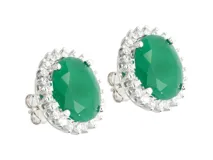 Par de aros de plata 925 con diseño ovalado, raíz de esmeralda central y circonias alrededor.