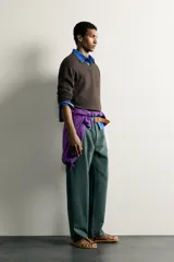 Jersey de punto tejido en hilatura de algodón con cuello en pico y manga larga, de corte regular fit y acabados en rib.