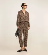 Pantalón pijama de crepé con estampado de leopardo, tiro alto con lazo y punteras en el cordón.