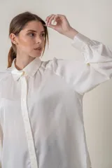 Camisa color marfil de satén de seda, con mangas ranglan y botones al tono.